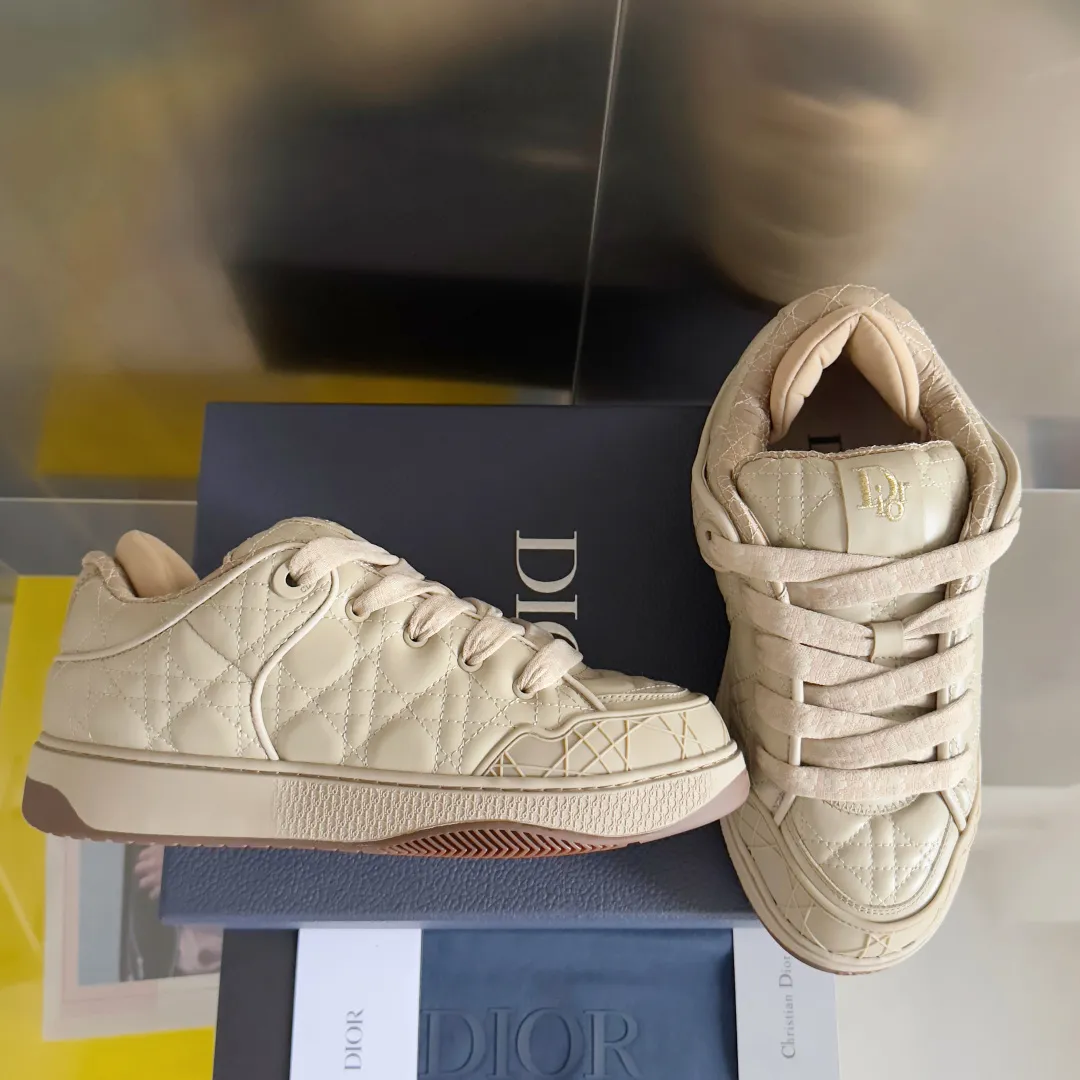 [DIOR] P: 820💰 Men's 39-44. (Male 38. 45. Customized) Dior Dior B9S series top version bread shoes casual sports shoes skate shoes original purchase development and production This new B9S skateboard sneakers are inspired by skateboarding and Dior's high-order spirit. Crafted from navy blue cotton tweed, the classic cannage pattern is reinterpreted with grained calfskin details in homage to Dior's savoir-faire. Padded tongue and technical fabric leg provide ideal comfort. Iconic details abound throughout the design, such as the Dior signature on the heel and tongue, cannage-patterned panels, and the rubber Dior Charm signature on the side inspired by the Dior logo. The rubber soles engraved with Oblique printing with a gradient effect are more refined and can add a high-end temperament to various looks. Exquisite packaging at the delivery counter🛍📦 ▪️Fabric: Original customized first-layer cowhide + tweed ▪️Inner lining: Customized breathable lining ▪️Outsole: Original open-molded anti-slip TPU material ▪️Sole thickness: 3.5CM.